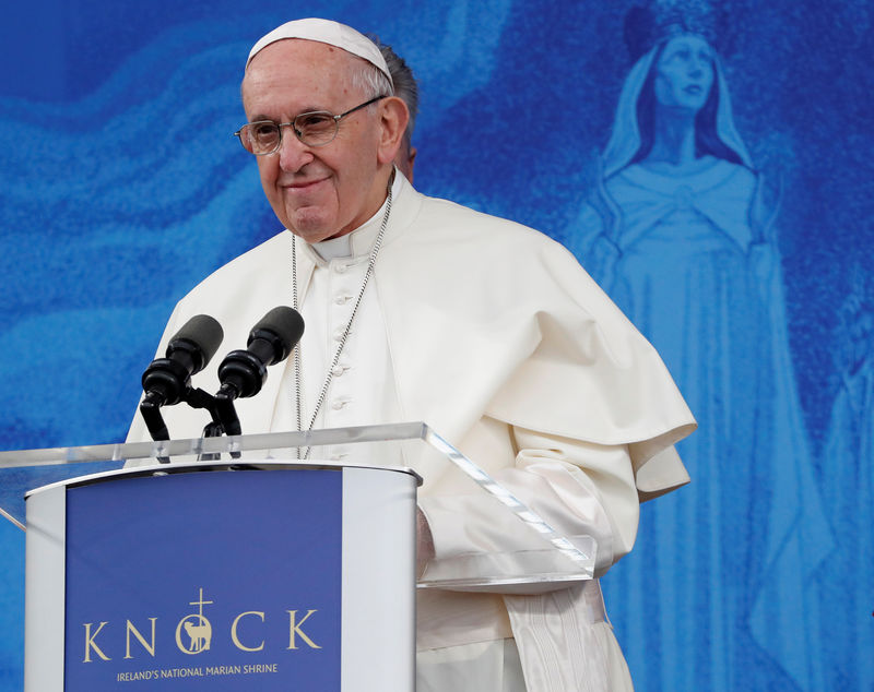 © Reuters. El Papa reza el Ángelus en el santuario de Knock