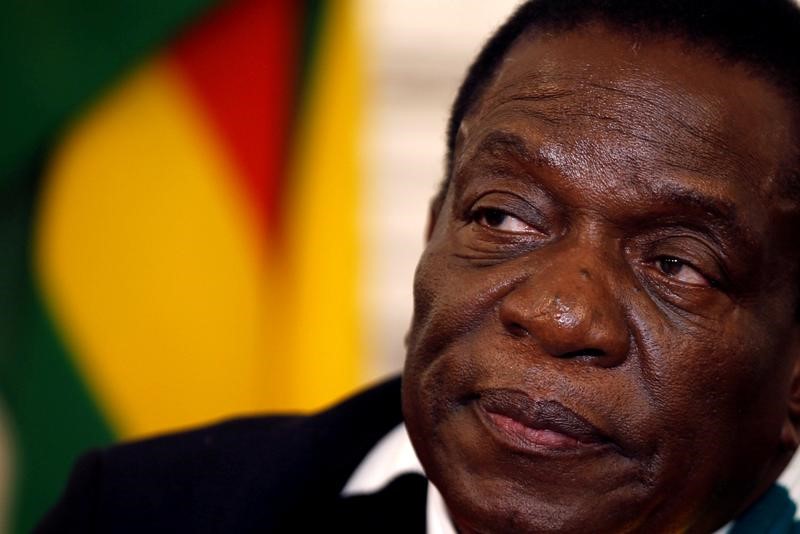 © Reuters. FOTO DE ARCHIVO: El presidente de Zimbabue Emmerson Mnangagwa en una rueda de prensa en Harare