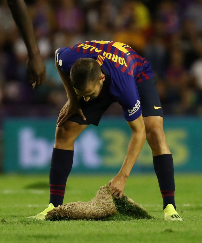 © Reuters. رابطة الدوري الإسباني تحقق في حالة أرضية ملعب بلد الوليد عقب لقاء برشلونة