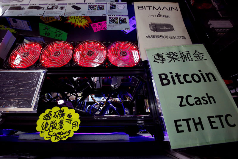 © Reuters. FILE PHOTO - A cryptocurrency mining computer is displayed at a computer mall in Hong Kong