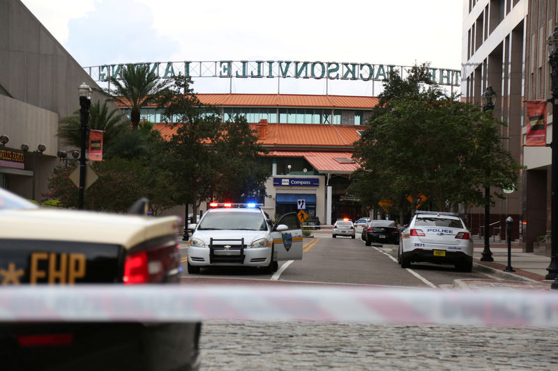 © Reuters. Полиция у развлекательного комплекса The Jacksonville Landing, где вооруженный мужчина застрелил двух человек на турнире по видеоиграм