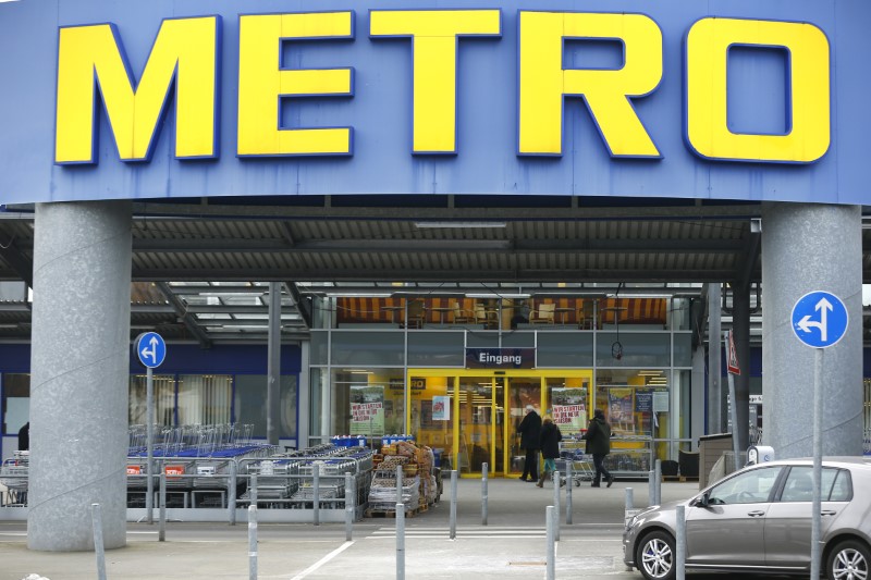 © Reuters. People enter German retailer Metro AG supermarket in Duesseldorf
