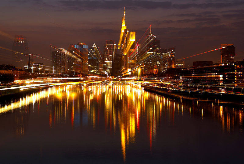 © Reuters. FILE PHOTO: The Frankfurt skyline with its financial district is photographed in the early evening in Frankfurt