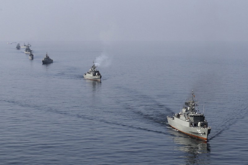 © Reuters. Navios iranianos participam de parada no mar de Omã, perto do Estreito de Hormuz