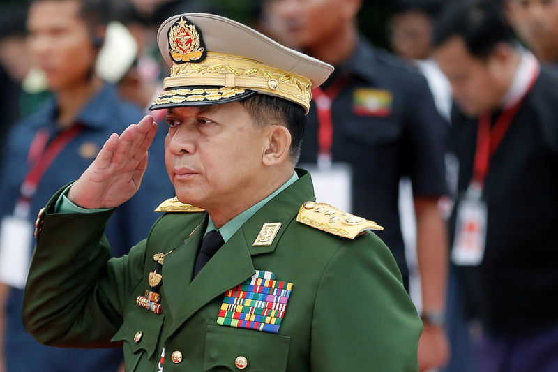 © Reuters. FILE PHOTO: Myanmar's Commander in Chief Senior General Min Aung Hlaing salutes as he attends an event in Yangon