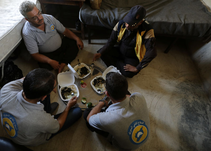 © Reuters. Lejos de sus hogares, los Cascos Blancos reconstruyen su vida en el norte de Siria