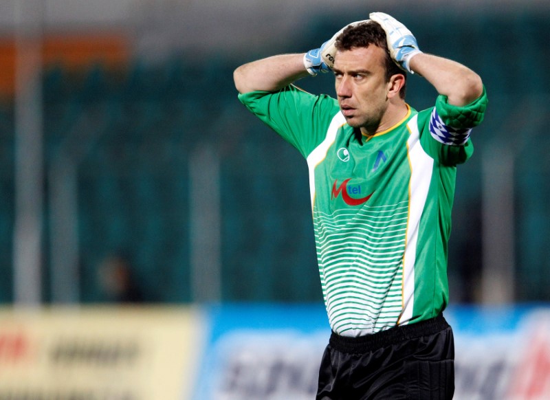© Reuters. الحارس بيتكوف يصبح أكبر لاعب يشارك في مباراة بالدوري البلغاري