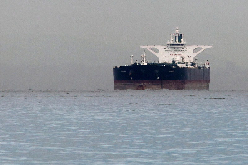 © Reuters. FILE PHOTO: Iranian crude oil supertanker "Delvar" is seen anchored off Singapore