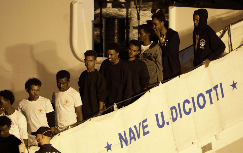 © Reuters. Migranti sbarcano dalla nave Diciotti al porto di Catania