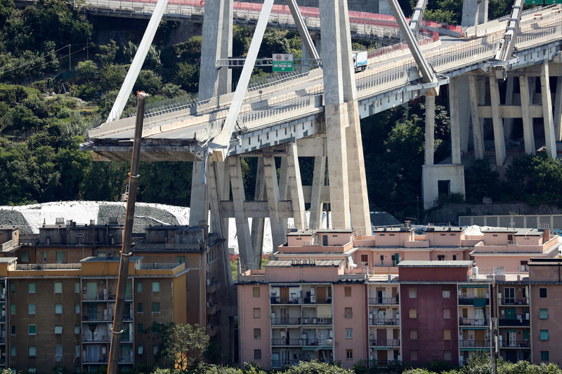 © Reuters. Il ponte Morandi di Genova crollato causando 43 morti