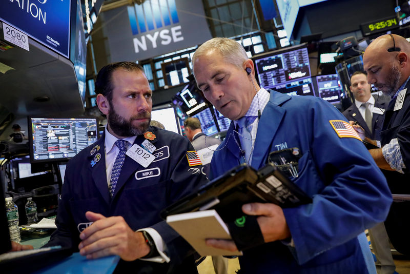 © Reuters. Traders work on the floor of the NYSE in New York