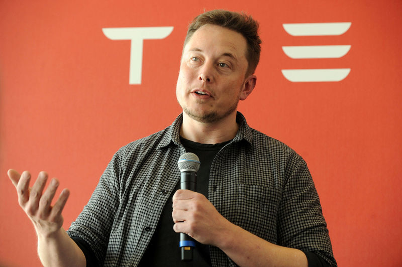 © Reuters. FILE PHOTO:  Founder and CEO of Tesla Motors Musk speaks during a media tour in Sparks