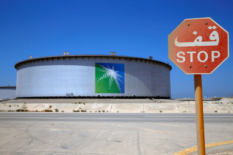 © Reuters. FILE PHOTO: An Aramco tank is seen at Saudi Aramco's Ras Tanura oil refinery and oil terminal