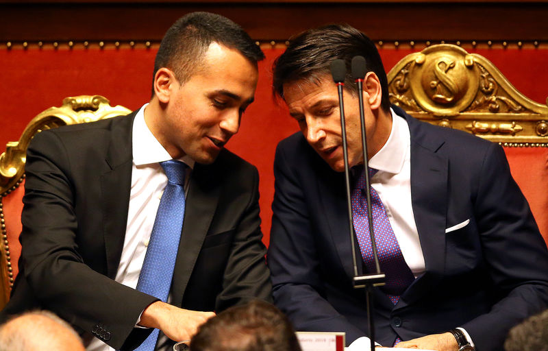 © Reuters. Il vicepremier Luigi Di Maio (S) parla con il presidente del Consiglio Giuseppe Conte in Parlamento