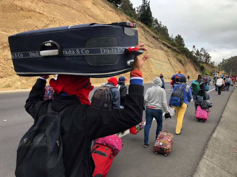 © Reuters. Venezuelanos caminham por estrada equatoriana a caminho do Peru em Tulcán