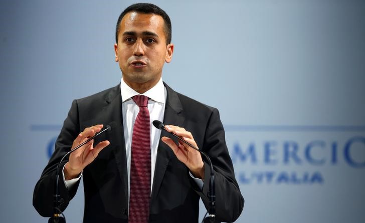 © Reuters. FILE PHOTO: Italian Minister of Labor and Industry Luigi Di Maio speaks at the Italian Business Association Confcommercio meeting in Rome