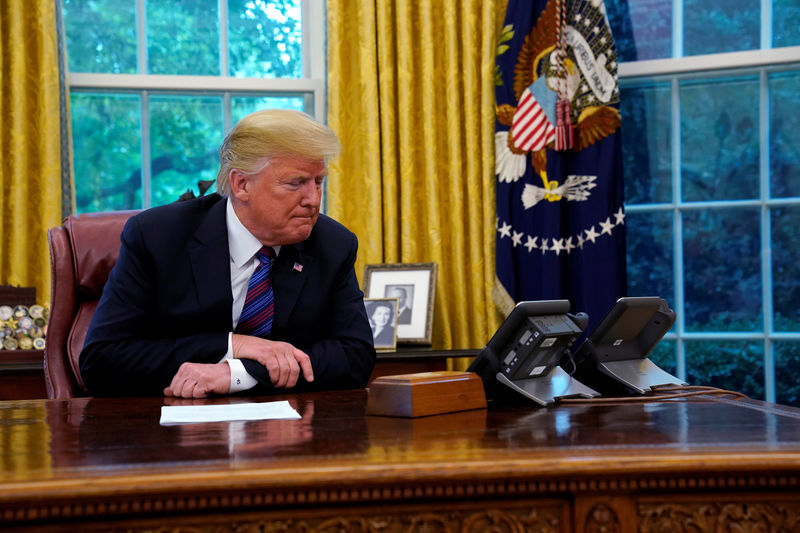© Reuters. Президент США Дональд Трамп разговаривает по телефону с президентом Мексики Энрике Пенья Ньето
