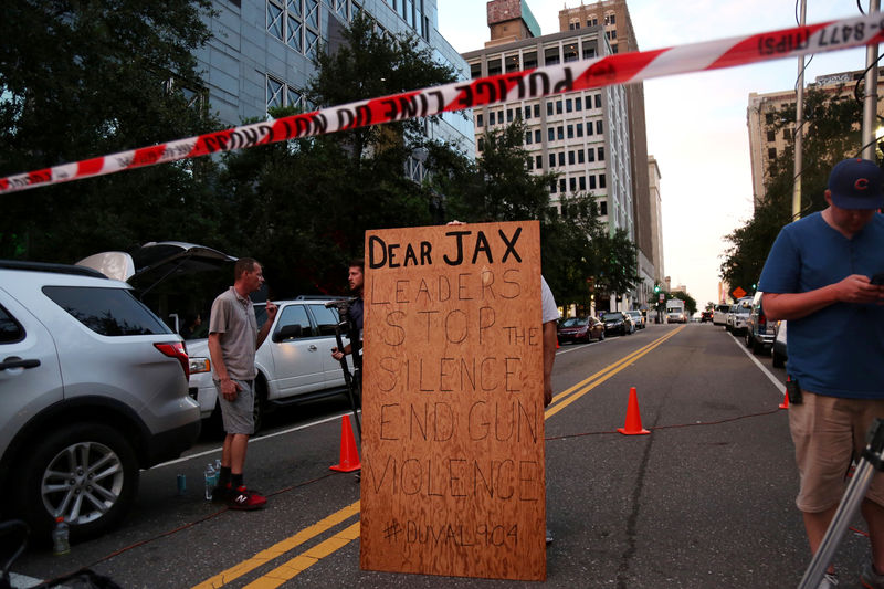 © Reuters. Homem segura cartaz em apoio a controle de armas em Jacksonville