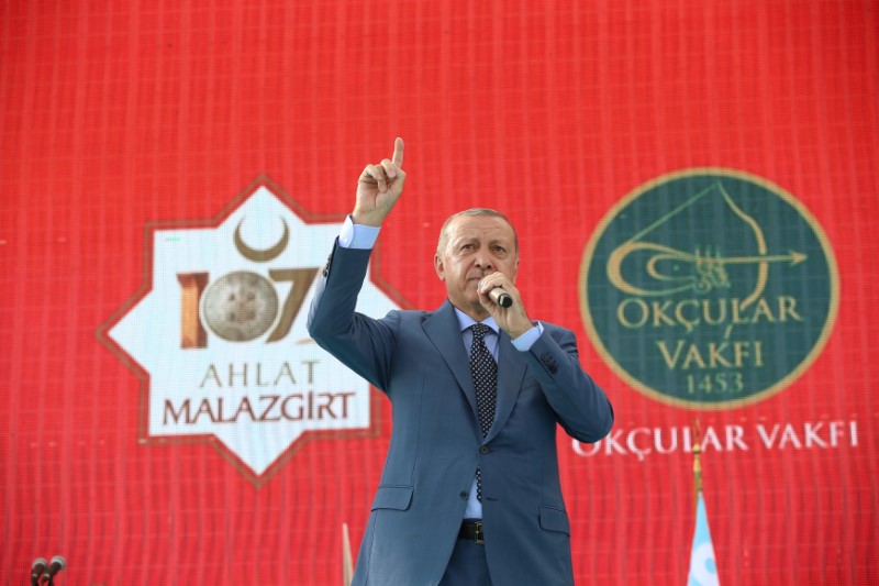 © Reuters. ماي تبحث أزمة سوريا والاقتصاد التركي في اتصال مع أردوغان