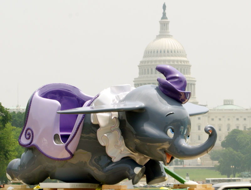 © Reuters. Carro de atração do Dumbo da Disneyland