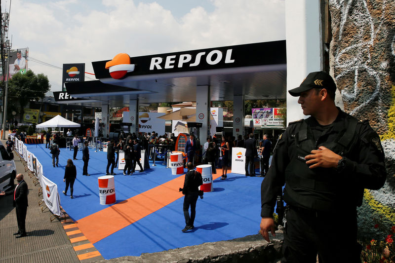 © Reuters. A police officer stands guard next to the first gas station of the Spanish energy giant Repsol SA  during its opening ceremony in Mexico City