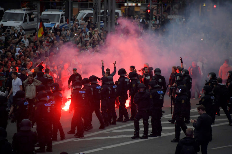 © Reuters. Manifestantes de direira durante protesto em Chemnitz