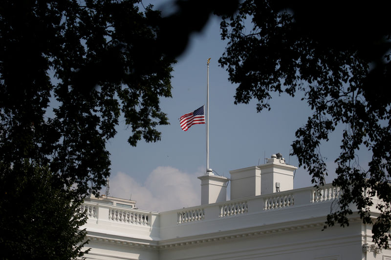 © Reuters. Bandeira é colocada a meio mastro na Casa Branca