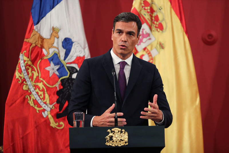 © Reuters. El presidente del Gobierno español, Pedro Sánchez, habla durante una conferencia de prensa conjunta con el mandatario chileno, Sebastián Piñera (quien no aparace en la fotografía), en el palacio La Moneda, en Santiago