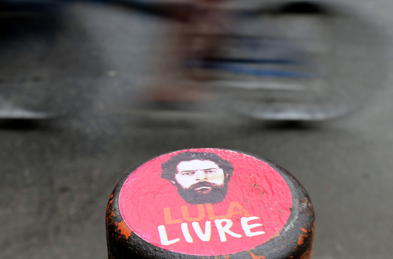 © Reuters. Un adhesivo que muestra al expresidente de Brasil Luiz Inácio Lula da Silva y donde se lee "Lula Libre" se observa en una calle de Río de Janeiro