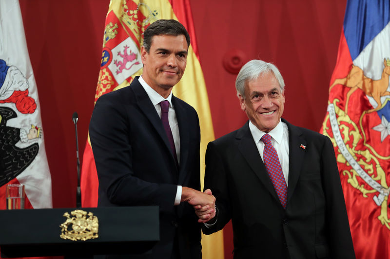 © Reuters. El presidente de Chile, Sebastián Piñera, estrecha la mano del presidente del gobierno español, Pedro Sánchez, en el Palacio de la Moneda en Santiago