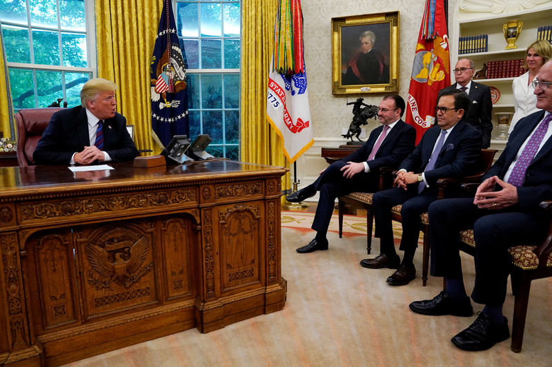 © Reuters. Secretarios de Estado mexicanos miran a Trump mientras nauncia un acuerdo sobre el TLCAN en la Casa Blanca