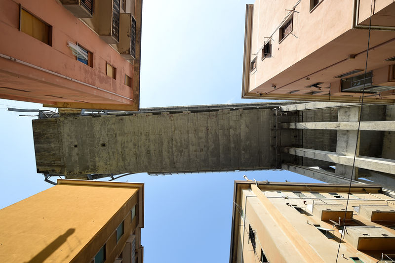 © Reuters. Sezione del ponte Morandi crollato a Genova