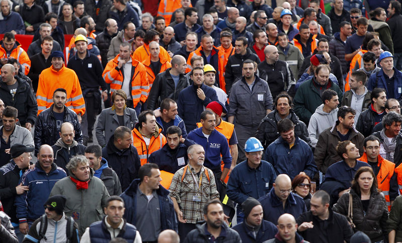 © Reuters. Protesta dei lavoratori Ilva a Genova nel 2012