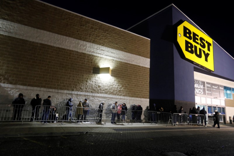 © Reuters. Shoppers wait in line outside a Best Buy electronics store in Westbury, New York