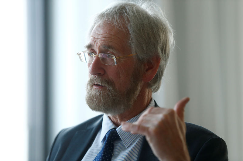 © Reuters. European Central Bank (ECB) executive board member Praet speaks during an interview with Reuters in Frankfurt