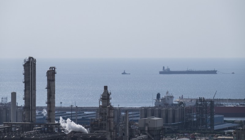 © Reuters. Инфраструктура нефтяного месторождения Южный Парс в Иране