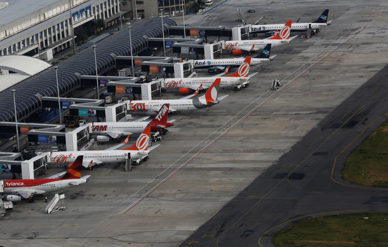 © Reuters. Aeronaves estacionadas no Aeroporto Santos Dumont, no Rio de Janeiro
