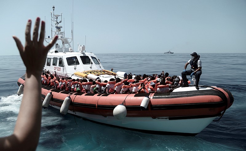 © Reuters. Imigrantes resgatados por barco de ajuda humanitária no mar Mediterrâneo