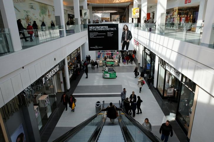 © Reuters. FILE PHOTO: People are seen walking through Roosevelt Field shopping mall in Garden City, New York