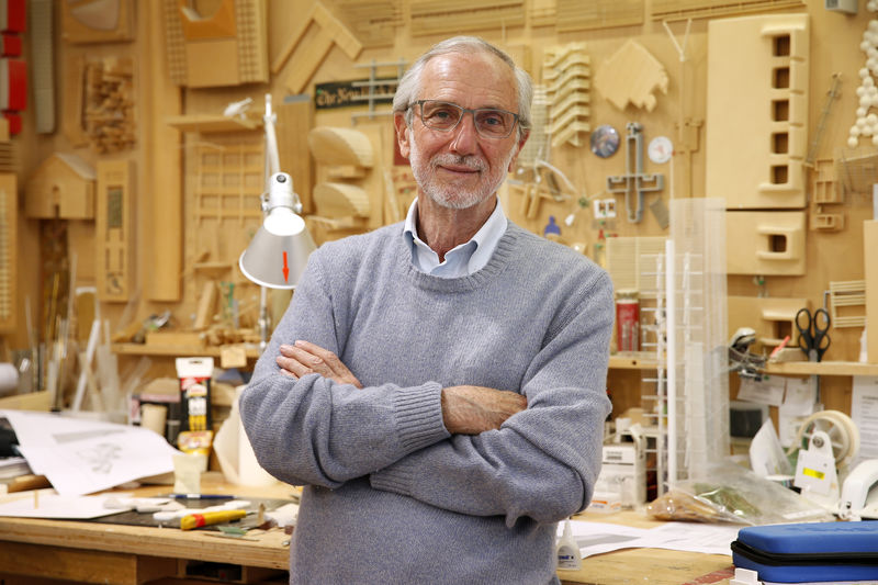 © Reuters. Italian architect Renzo Piano poses at his workshop in Paris