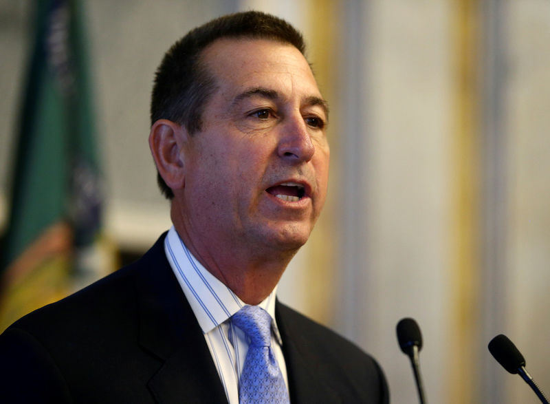 © Reuters. FILE PHOTO:    Otting speaks after being sworn in as Comptroller of the Currency in Washington