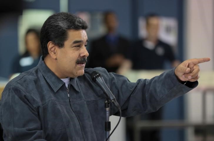 © Reuters. Maduro durante reunião com ministros em Maracay