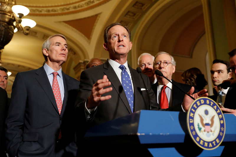 © Reuters. Senador Pat Toomey fala no Capitólio