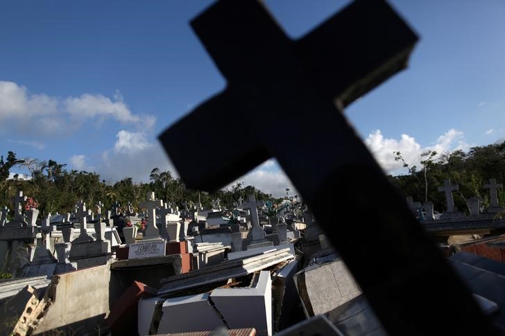 © Reuters. ارتفاع العدد الرسمي لقتلى الإعصار ماريا في بويرتوريكو إلى 2975