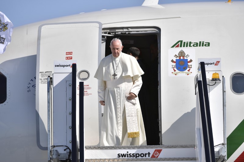 © Reuters. Papa Francisco chega para visita a Dublin