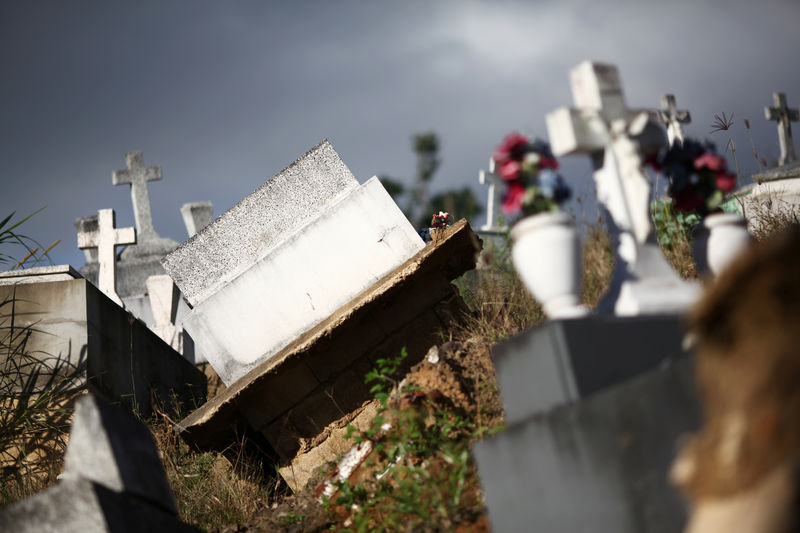 © Reuters. Túmulos destruídos por furacão Maria em Lares, Porto Rico