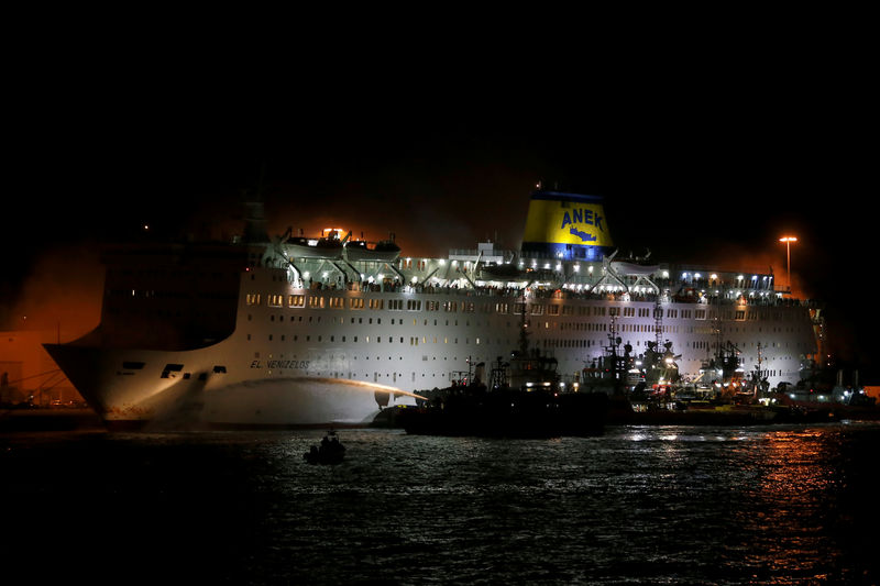 © Reuters. اندلاع حريق في عبارة ركاب يونانية وعودتها إلى ميناء بيريوس