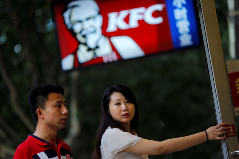 © Reuters. FILE PHOTO: Customers walk into a KFC store in downtown Shanghai