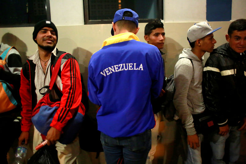 © Reuters. Migrantes venezolanos esperan en la frontera entre Perú y Ecuador, en Tumbes. Imagen de archivo
