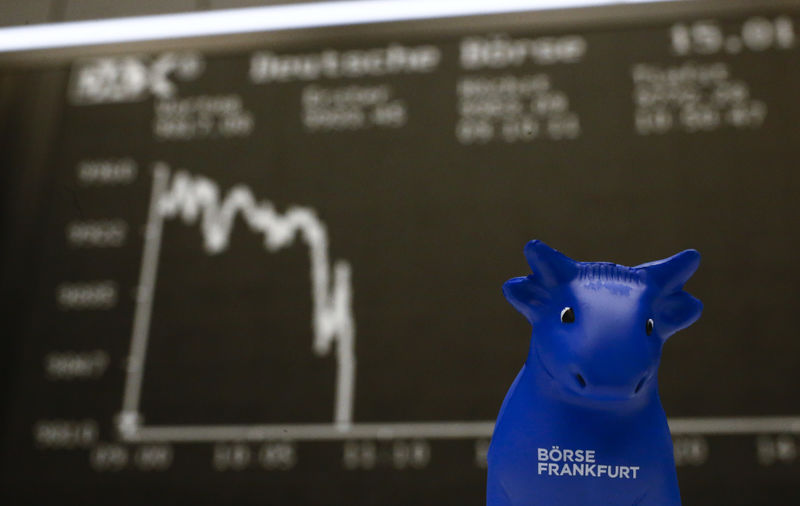 © Reuters. A plastic bull figurine, symbol of the Frankfurt stock exchange is pictured in front of the German share price index DAX board at the Frankfurt stock exchange